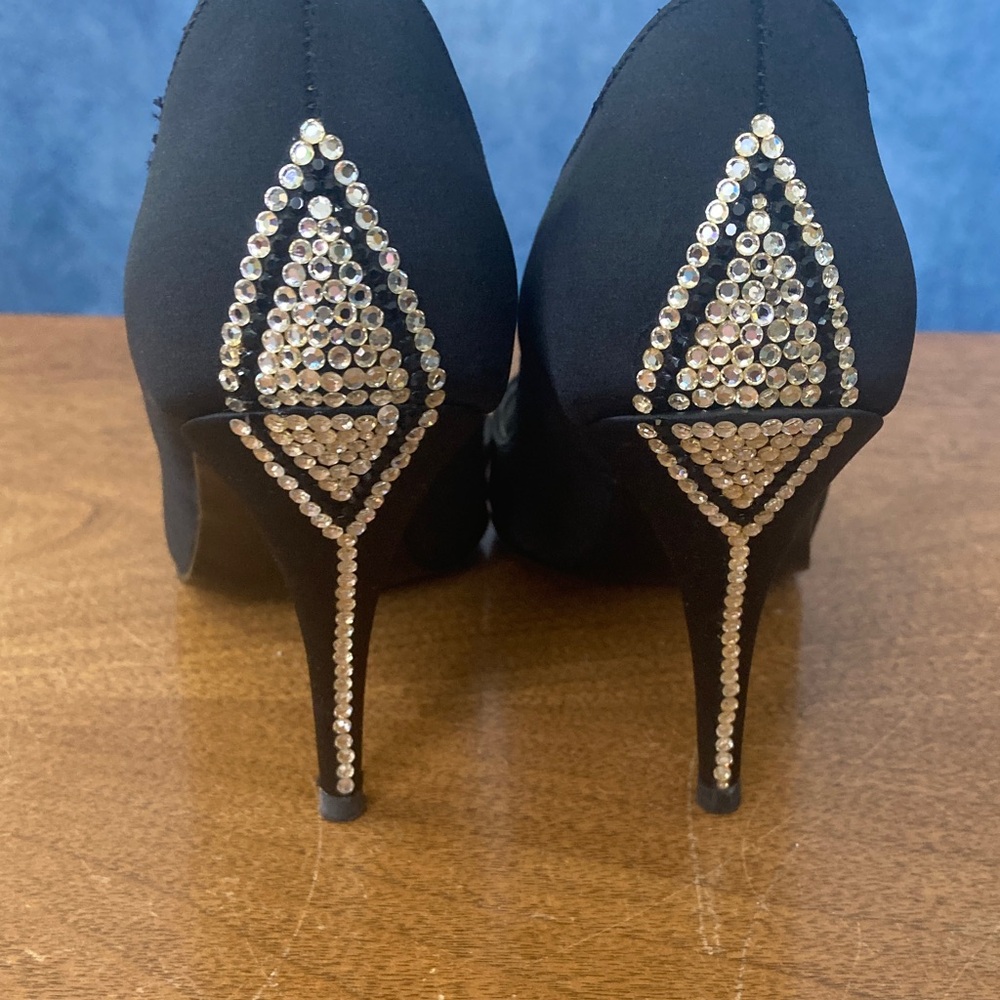 🏵️2for$40🏵️Bloomingdale's Black Heels W/ Rhinestone Details Outer Appears Satin